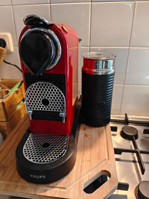 Krups Nespresso Citiz & Milk Rood espresso apparaat, Witgoed en Apparatuur, Koffiezetapparaten, Zo goed als nieuw, Koffiepads en cups