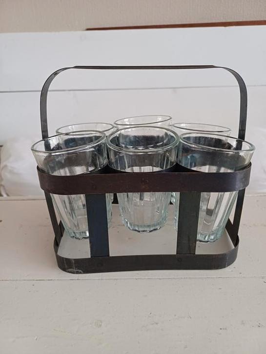 Klein ijzeren rekje met glaasjes (niet oud), Antiek en Kunst, Curiosa en Brocante, Ophalen of Verzenden