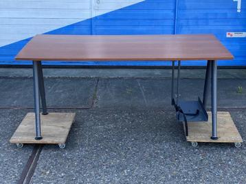 Bureau tafel in hoogte verstelbaar. 160 x 80cm  beschikbaar voor biedingen
