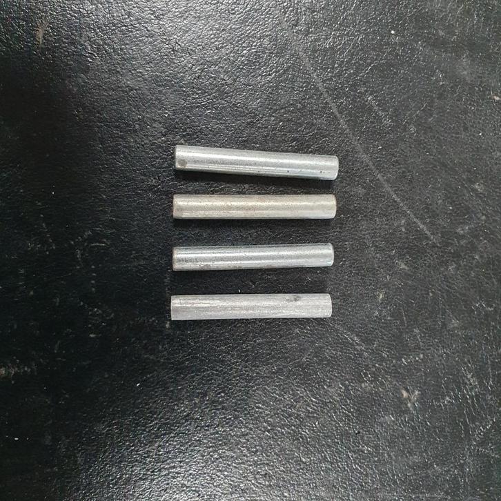 4x Ikea Ivar metalen schappendragers, plankendragers, legbo, Doe-het-zelf en Verbouw, IJzerwaren en Bevestigingsmiddelen, Gebruikt