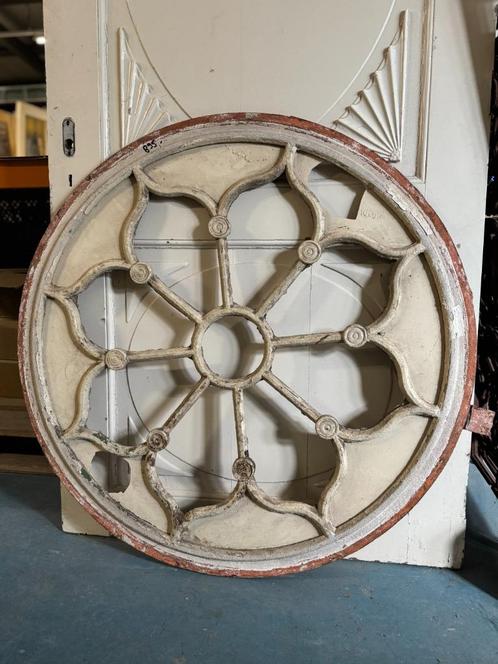 Antiek groot rond raam gietijzer 100cm., Antiek en Kunst, Curiosa en Brocante, Ophalen