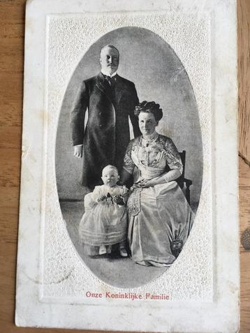 oude briefkaart “Onze Koninklijke Familie”  beschikbaar voor biedingen