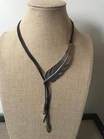 uno de 50 ketting (1) veer met hanger beschikbaar voor biedingen