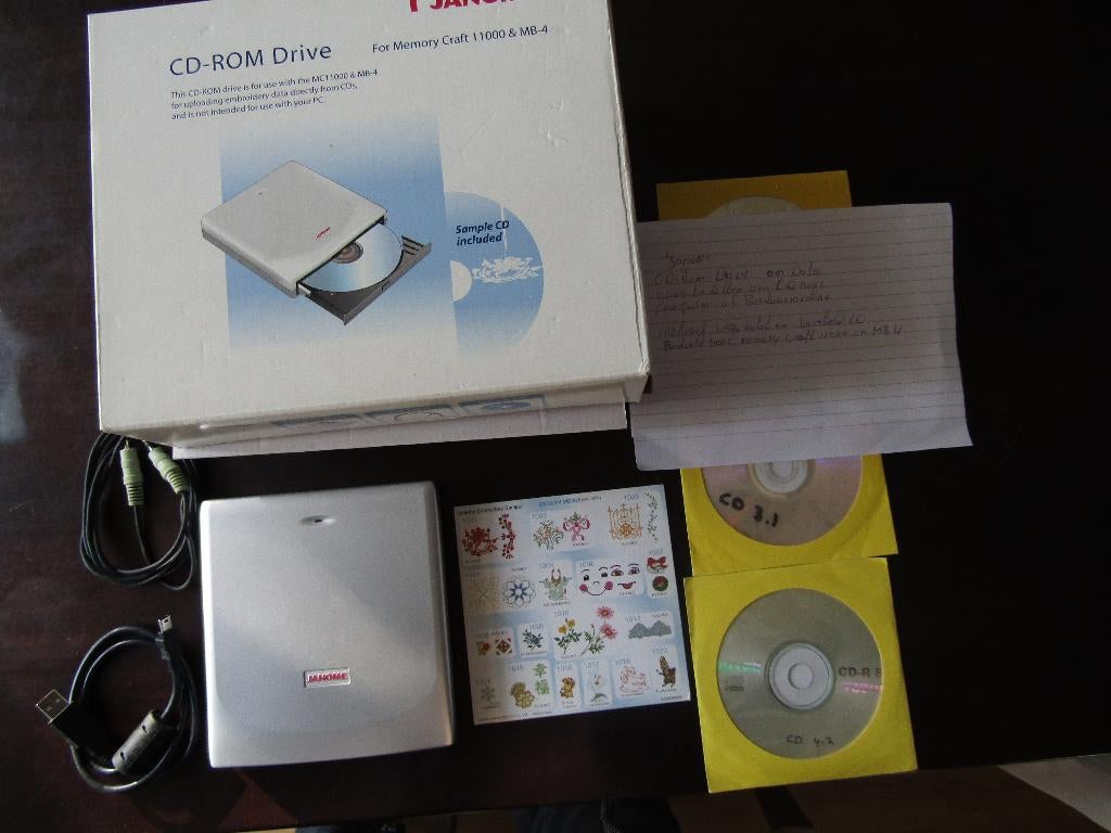Een Janome C.D -Rom Drive te zetten op Borduurmachine, Hobby en Vrije tijd, Borduren en Borduurmachines, Nieuw, Patroon, Machineborduren