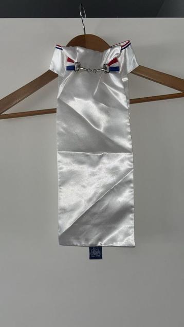 Mooie plastron met bitje beschikbaar voor biedingen