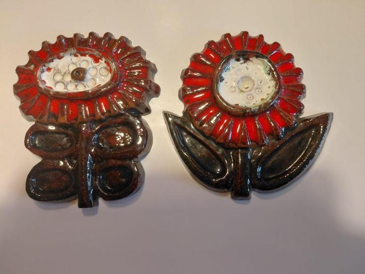 2 bloemen in geglazuurde keramiek met signatuur, Antiek en Kunst, Antiek | Keramiek en Aardewerk, Ophalen of Verzenden