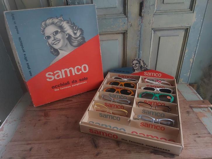 Orginele doos vol brillen uit de tijd 1950's, Antiek en Kunst, Antiek | Kleding en Accessoires, Ophalen of Verzenden