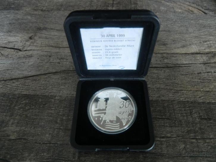 Penning  Koningin Beatrix bezoekt Utrecht, Postzegels en Munten, Penningen en Medailles, Overige materialen, Nederland, Ophalen of Verzenden