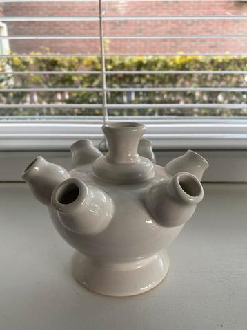 Witte Vaas met Meerdere Openingen beschikbaar voor biedingen