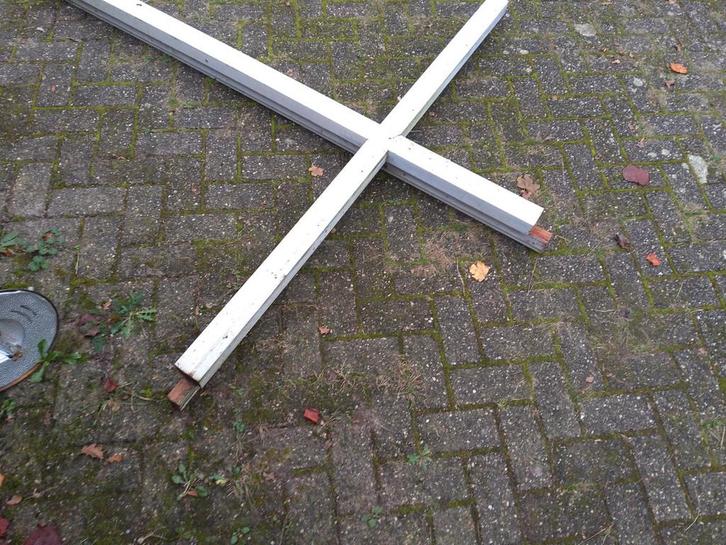 Een hardhouten meranti kruis om een kozijn te verdelen, Doe-het-zelf en Verbouw, Kozijnen en Schuifpuien, Gebruikt, Overige typen