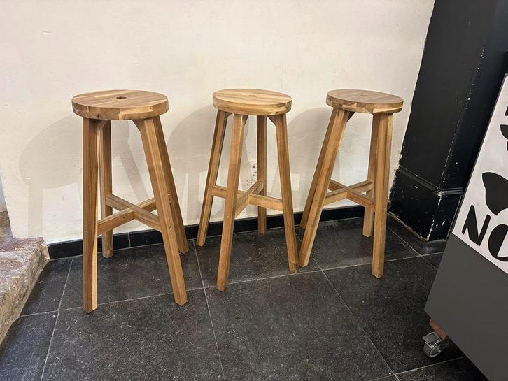 3 Mooie IKEA Acacia Houten Krukken - 70cm, Huis en Inrichting, Barkrukken, Gebruikt, 60 tot 90 cm, Hout, 3 krukken, Met voetsteun