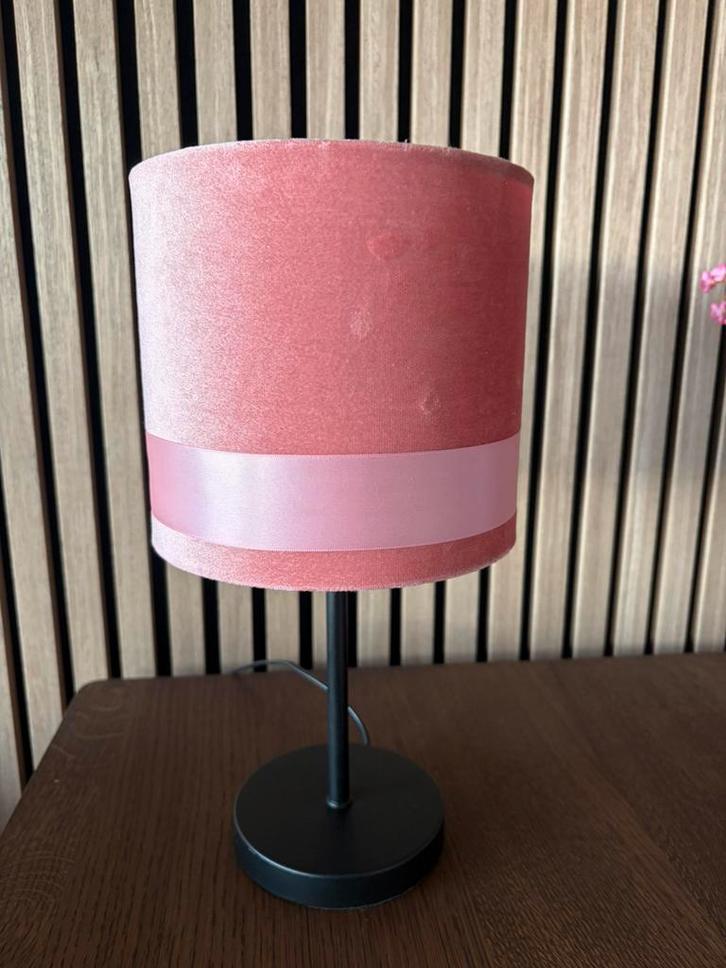 Tafellamp - roze lampenkap velours en zwarte voet, Huis en Inrichting, Lampen | Tafellampen, Zo goed als nieuw, Minder dan 50 cm