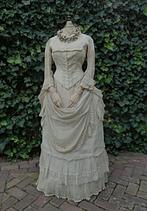 Victoriaanse trouwjurk op paspop, Antiek en Kunst, Antiek | Kleding en Accessoires, Ophalen, Dames