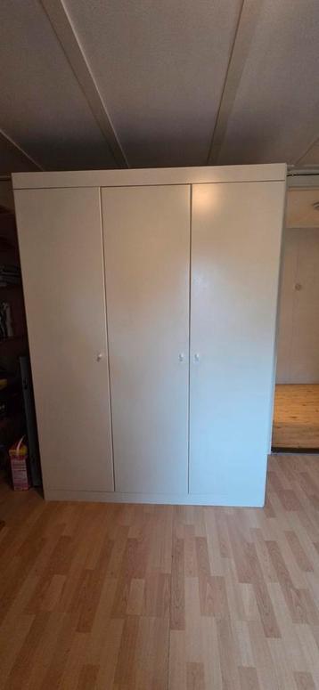 Witte kledingkast met 3 deuren beschikbaar voor biedingen