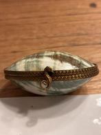Vintage  snuifdoos pillendoos gemaakt van schelp. 6,5x5 cm., Ophalen of Verzenden
