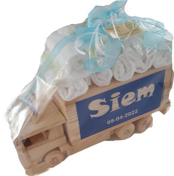 Kraam of geboortecadeau met Babynaam houten vrachtwagen