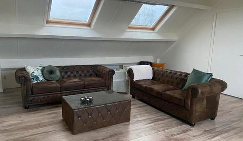 Chesterfield look banken + salontafel met glasplaat bruin, Huis en Inrichting, Banken | Complete zithoeken, Zo goed als nieuw