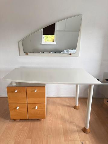 Kaptafel met spiegel beschikbaar voor biedingen