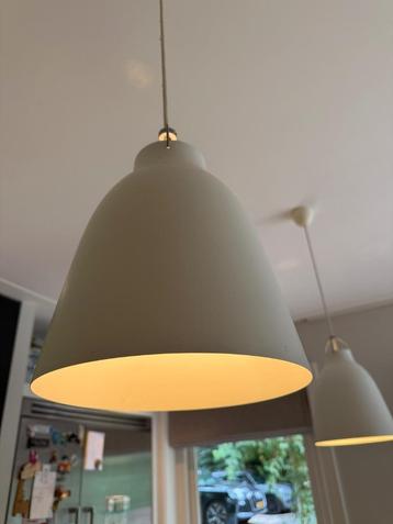 2 witte hanglampen beschikbaar voor biedingen