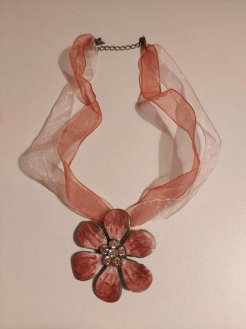 Ketting bloem strass zalmkleurig beschikbaar voor biedingen