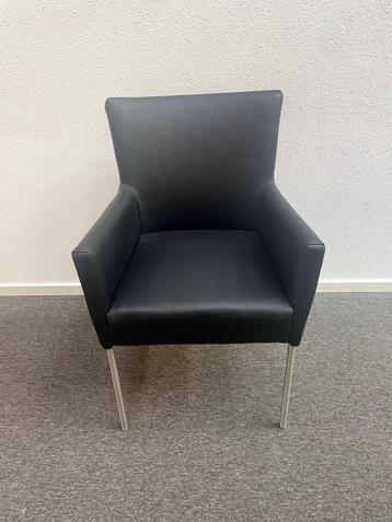 Zwarte leren stoelen (8) beschikbaar voor biedingen