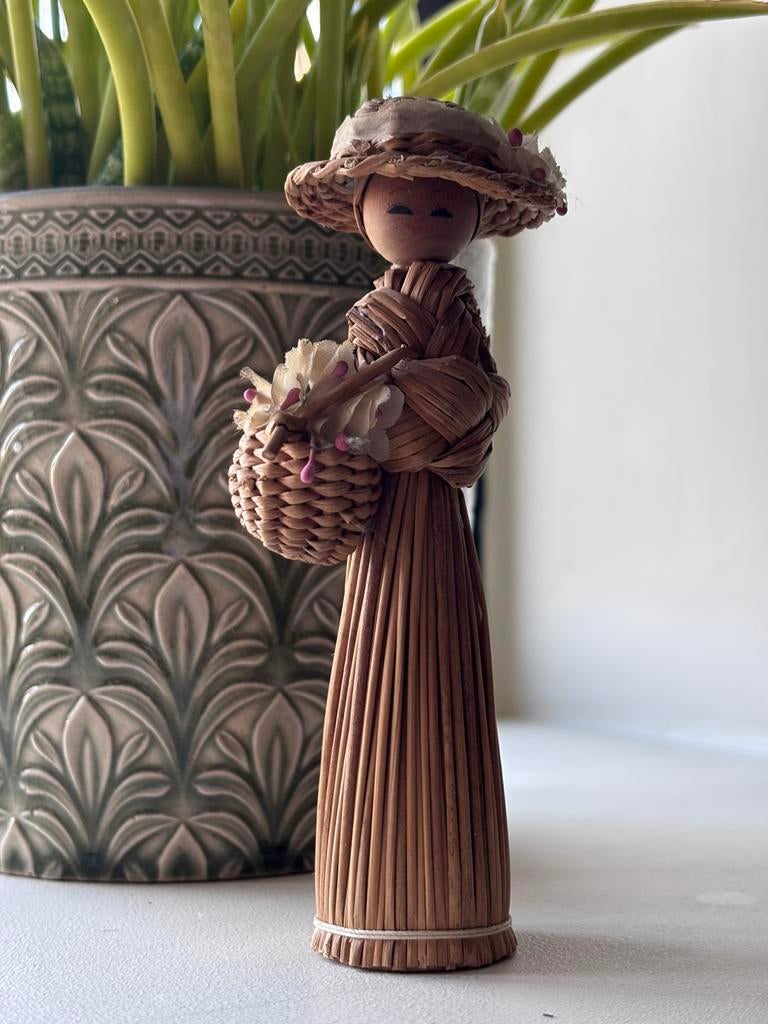 Vintage jaren 70 poppetje, vrouw, handgemaakt riet, Verzamelen, Poppetjes en Figuurtjes, Ophalen of Verzenden