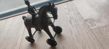 Bronzen Beeldje Ruiter te Paard op Wielen beschikbaar voor biedingen