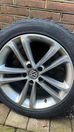 Winterbanden VW Passat - 235/45 R17, Auto-onderdelen, Banden en Velgen, Ophalen, Gebruikt, Banden en Velgen, 17 inch
