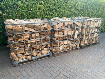 Droog eiken en essen haardhout beschikbaar voor biedingen