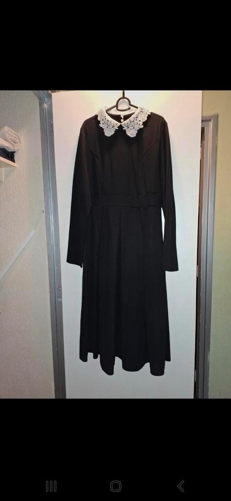 Zwarte Wednesday-look jurk, Kleding | Dames, Jurken, Zo goed als nieuw, Maat 38/40 (M), Zwart, Knielengte, Ophalen of Verzenden