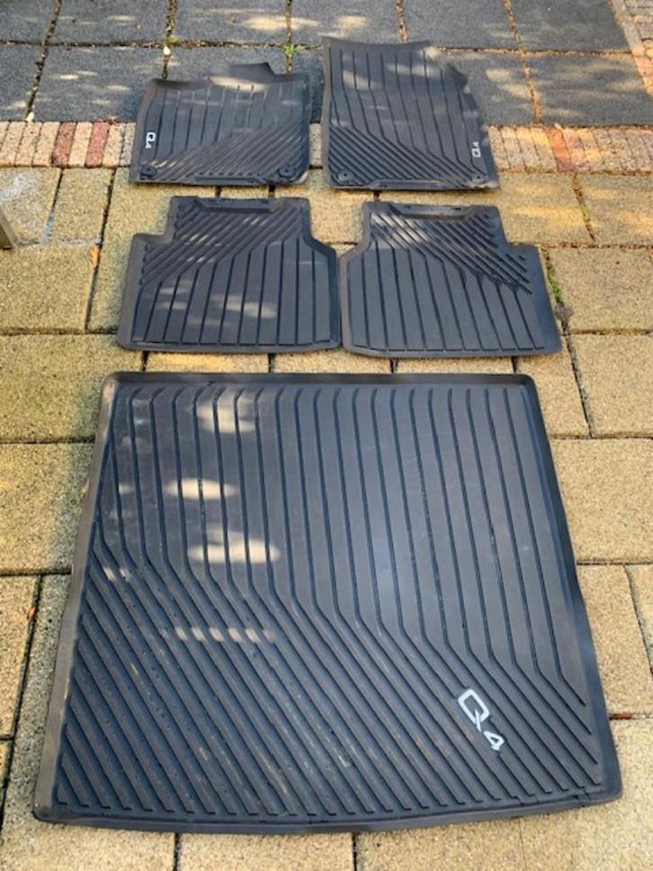 Te koop aangeboden rubberen mattenset voor Audi Q4, Auto diversen, Automatten, Zo goed als nieuw, Ophalen
