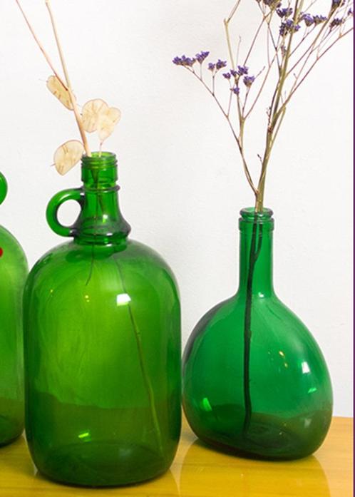 Twee vintage, retro, groene glazen flessen, vazen groen glas, Huis en Inrichting, Woonaccessoires | Vazen, Gebruikt, Groen, Minder dan 50 cm