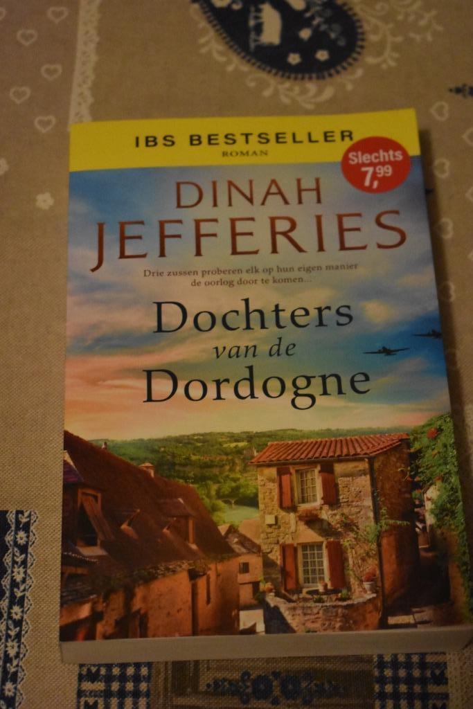 boek van Dinah Jefferies/dochters van de Dordogne, Boeken, Romans, Zo goed als nieuw, Ophalen of Verzenden
