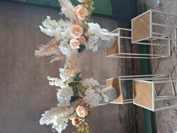 Bloemstukken op pot, kunstbloemen  beschikbaar voor biedingen