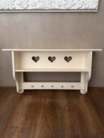 Kinderwandplank met hartjes en ophang haakjes., Ophalen, Gebruikt