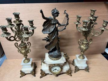 Antieke beeld klok met 2 kandelaars beschikbaar voor biedingen