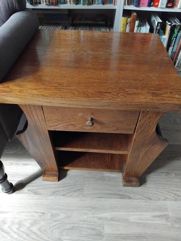 Oud vintage brocante antiek tafeltje krantenbak bijzettafel beschikbaar voor biedingen
