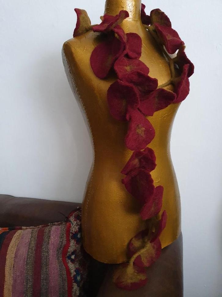 Artisanale bordeaux bloemen vilten ketting of sjaalketting, Sieraden, Tassen en Uiterlijk, Kettingen, Zo goed als nieuw, Overige materialen