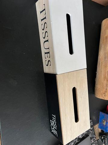 Twee houten tisue boxen beschikbaar voor biedingen