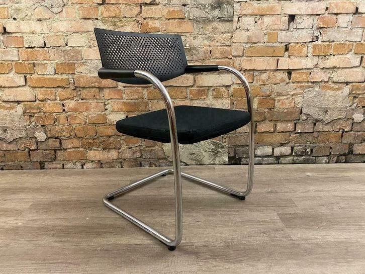 Vitra - Visavis 2 Bij TheReSales, Huis en Inrichting, Stoelen, Zo goed als nieuw, Twee, Kunststof, Metaal, Stof, Zwart, Ophalen of Verzenden