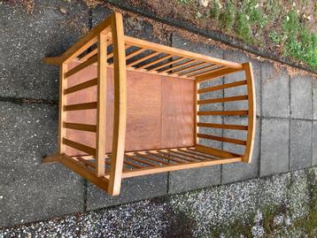 Houten poppenledikantje beschikbaar voor biedingen