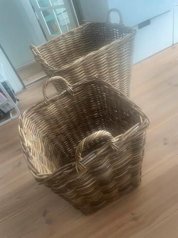 Twee rieten manden beschikbaar voor biedingen