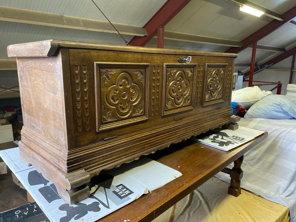 Antieke dekenkist met houtsnijwerk, Huis en Inrichting, Woonaccessoires | Kisten, Ophalen, Gebruikt, 50 tot 100 cm, 50 tot 75 cm
