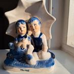 Vintage delftsblauw beeldje Jongen en meisje onder paraplu, Ophalen of Verzenden