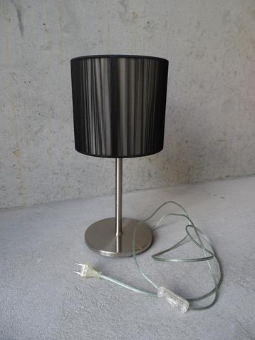 Lamp met zwarte kap beschikbaar voor biedingen