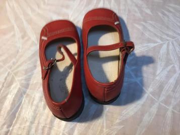 Oude schoentjes kleuren roodachtig leuk poppen beschikbaar voor biedingen