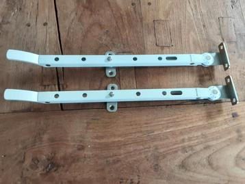 TWEE AXA RAAMUITZETTERS NIEUWSTAAT  beschikbaar voor biedingen