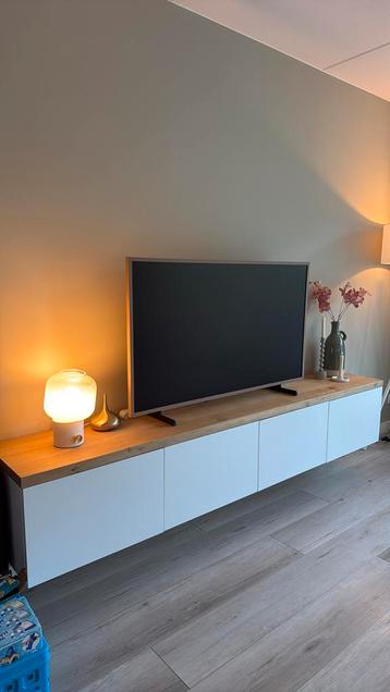 Televisiemeubel Ikea Besta en houten blad