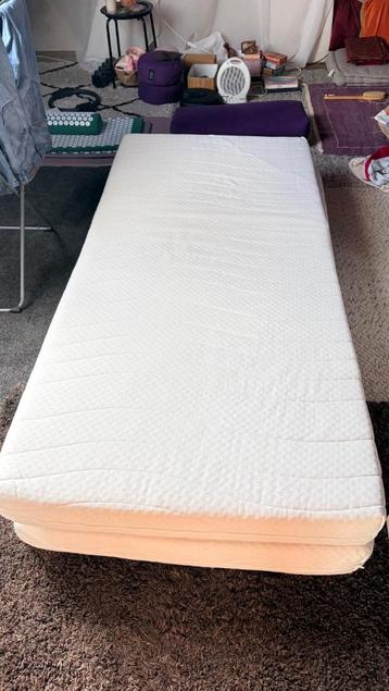 2x 1-persoons schuimmatrassen – stevig, schoon, bijna nieuw beschikbaar voor biedingen