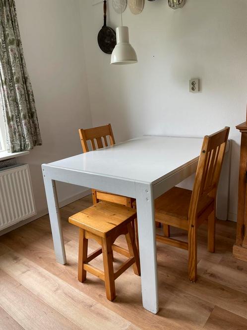 Gratis tafel, twee stoelen en een kruk, Huis en Inrichting, Complete eetkamers, Gebruikt, Ophalen